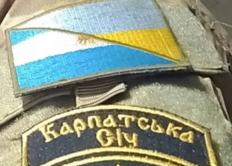 Foto ilustrativa: parche de las banderas de Argentina y Ucrania y escudo de la legión Internacional de las Fuerzas Armadas de Ucrania. Crédito: archivo
