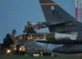 Personal de tierra carga municiones en un bombardero B-1 de la Fuerza Aérea de los Estados Unidos en la base aérea de Fairford. Imágenes de Getty