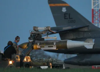Personal de tierra carga municiones en un bombardero B-1 de la Fuerza Aérea de los Estados Unidos en la base aérea de Fairford. Imágenes de Getty