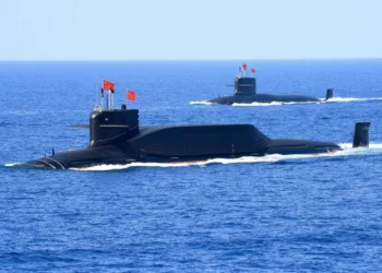 Un submarino chino de misiles balísticos de la clase Jin Tipo 094A con propulsión nuclear en el Mar de China Meridional en 2018. Al mapear y monitorear los océanos, China está recopilando datos cruciales para desplegar sus submarinos de manera más efectiva y rastrear los de sus adversarios, según expertos en guerra naval. REUTERS/Stringer