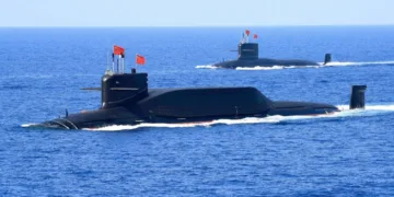 Un submarino chino de misiles balísticos de la clase Jin Tipo 094A con propulsión nuclear en el Mar de China Meridional en 2018. Al mapear y monitorear los océanos, China está recopilando datos cruciales para desplegar sus submarinos de manera más efectiva y rastrear los de sus adversarios, según expertos en guerra naval. REUTERS/Stringer