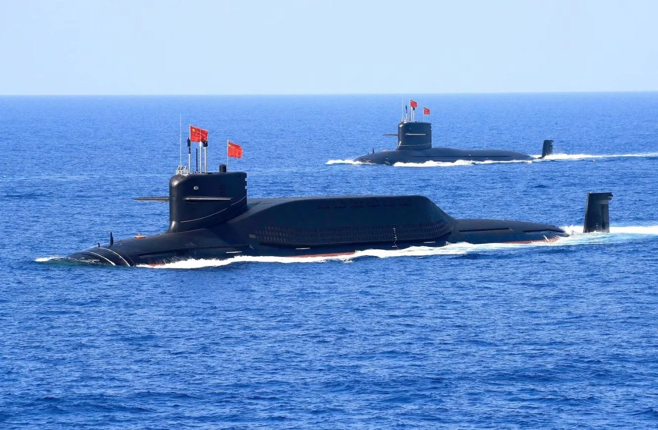 Un submarino chino de misiles balísticos de la clase Jin Tipo 094A con propulsión nuclear en el Mar de China Meridional en 2018. Al mapear y monitorear los océanos, China está recopilando datos cruciales para desplegar sus submarinos de manera más efectiva y rastrear los de sus adversarios, según expertos en guerra naval. REUTERS/Stringer