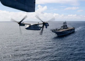 Un MV-22 Osprey del Cuerpo de Marines de EE. UU., asignado a la 22nd MEU, sobrevuela el buque de asalto anfibio clase Wasp USS Iwo Jima (LHD 7) de la Marina de EE. UU. durante un ejercicio de fuerza de reacción rápida en el Mar Caribe. Foto: Comando Sur vía X.