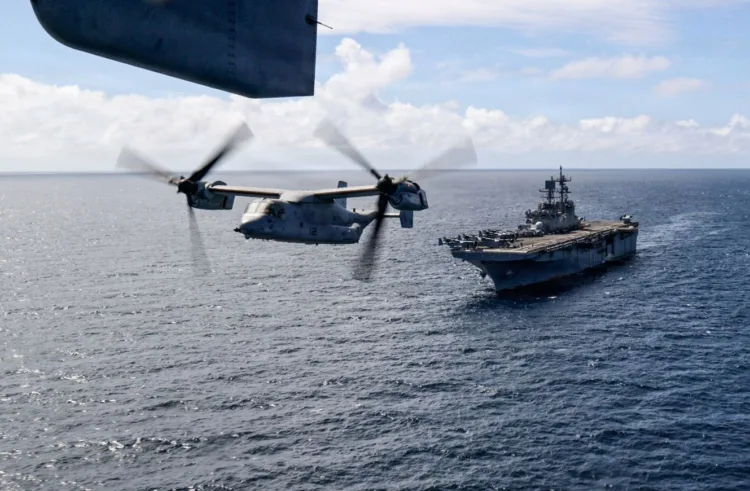 Un MV-22 Osprey del Cuerpo de Marines de EE. UU., asignado a la 22nd MEU, sobrevuela el buque de asalto anfibio clase Wasp USS Iwo Jima (LHD 7) de la Marina de EE. UU. durante un ejercicio de fuerza de reacción rápida en el Mar Caribe. Foto: Comando Sur vía X.