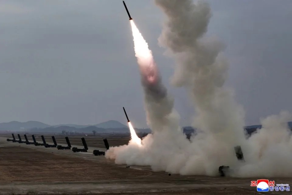 El líder norcoreano Kim Jong Un, acompañado por su hija Kim Ju Ae, supervisa el lanzamiento de prueba de lanzacohetes múltiples de calibre 600 mm en Corea del Norte, el 14 de marzo de 2026, en esta fotografía publicada por la agencia oficial de noticias norcoreana KCNA.
