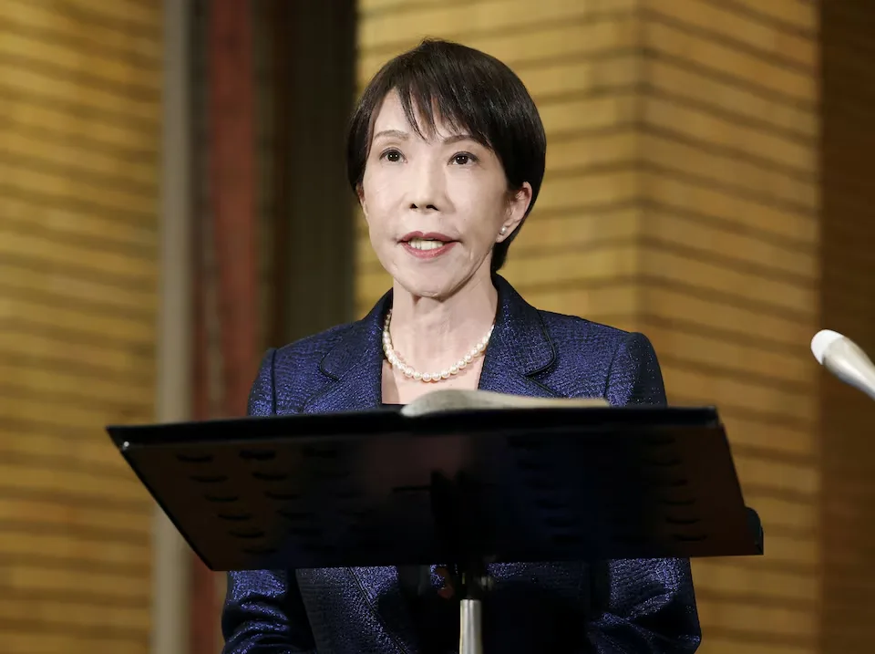 La primera ministra de Japón, Sanae Takaichi, habla con los medios de comunicación sobre el plan de Japón de liberar parte de sus reservas de petróleo antes de la iniciativa liderada por la Agencia Internacional de la Energía, en su residencia de Tokio (Japón), el 11 de marzo de 2026, en esta fotografía tomada por Kyodo. Créditos: Kyodo/vía REUTERS.