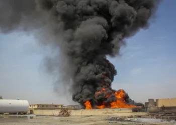 Un espeso humo negro se eleva desde el depósito de combustible de la aerolínea privada Kam Air tras un ataque que, según los talibanes, fue un bombardeo pakistaní, en Kandahar (Afganistán), el 13 de marzo de 2026. Créditos: REUTERS/Stringer