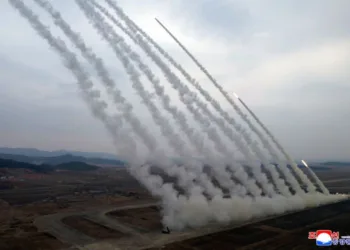 El líder norcoreano Kim Jong Un, acompañado por su hija Kim Ju Ae, supervisa el lanzamiento de prueba de lanzacohetes múltiples de calibre 600 mm en Corea del Norte, el 14 de marzo de 2026, en esta fotografía publicada por la agencia oficial de noticias norcoreana KCNA.