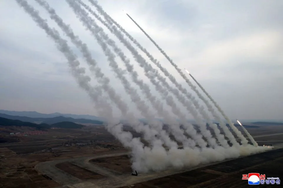 El líder norcoreano Kim Jong Un, acompañado por su hija Kim Ju Ae, supervisa el lanzamiento de prueba de lanzacohetes múltiples de calibre 600 mm en Corea del Norte, el 14 de marzo de 2026, en esta fotografía publicada por la agencia oficial de noticias norcoreana KCNA.