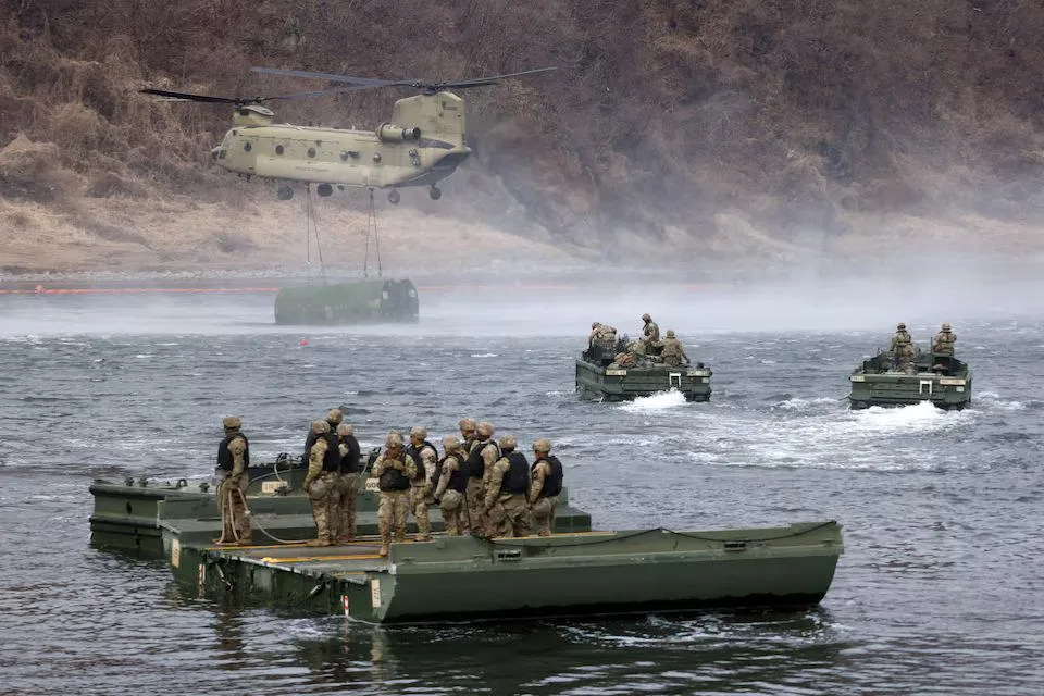 Soldados del Ejército de EE. UU. participan en un ejercicio conjunto de cruce de río entre EE. UU. y Corea del Sur, que forma parte del entrenamiento militar conjunto anual Freedom Shield, cerca de la zona desmilitarizada que separa Corea del Sur y Corea del Norte, en Yeoncheon, Corea del Sur, 14 de marzo de 2026. Créditos: REUTERS/Kim Soo-hyeon.