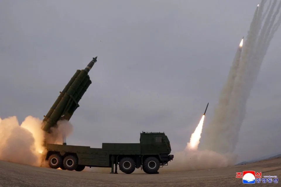 "Los enemigos dentro del alcance de ataque de 420 km a la inquietud" y "les daría una comprensión profunda del poder destructivo de las armas nucleares tácticas" declaró Kim Jong Un durante el entrenamiento de ataque con fuego. Créditos: KCNA.