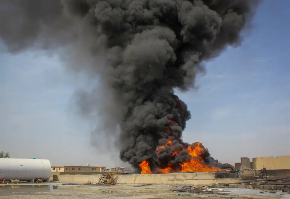 Un espeso humo negro se eleva desde el depósito de combustible de la aerolínea privada Kam Air tras un ataque que, según los talibanes, fue un bombardeo pakistaní, en Kandahar (Afganistán), el 13 de marzo de 2026. Créditos: REUTERS/Stringer