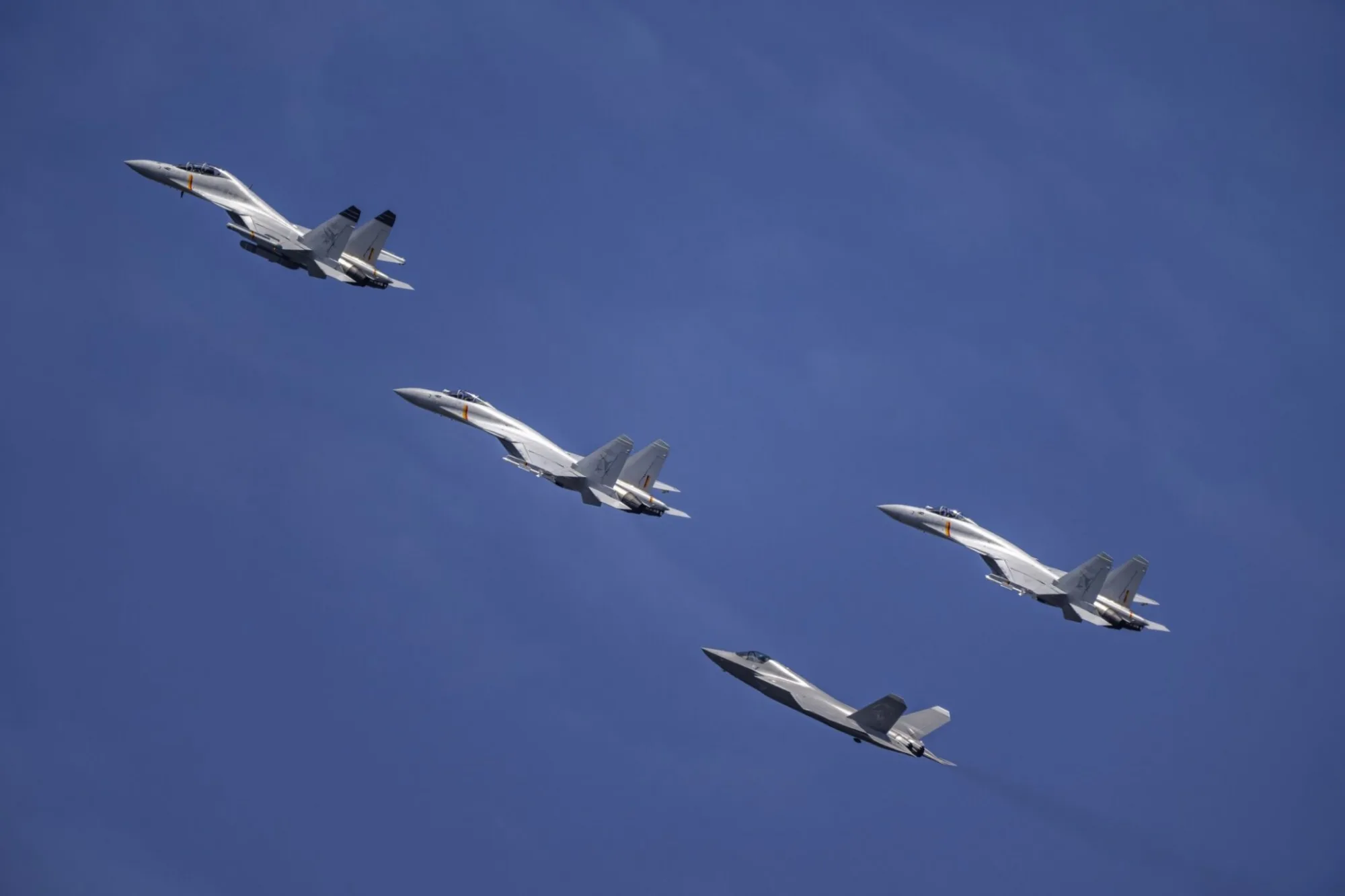 Cazas embarcados de la Armada china participan en un desfile militar con motivo del 80.º aniversario de la victoria en la guerra contra Japón, el 18 de septiembre de 2025. Entre las aeronaves presentadas se encontraban variantes del J-15 y el nuevo caza furtivo embarcado J-35, parte de las capacidades aéreas navales del Ejército Popular de Liberación. Créditos: Armada de China.