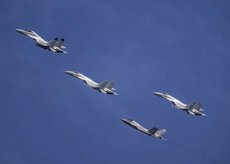 Cazas embarcados de la Armada china participan en un desfile militar con motivo del 80.º aniversario de la victoria en la guerra contra Japón, el 18 de septiembre de 2025. Entre las aeronaves presentadas se encontraban variantes del J-15 y el nuevo caza furtivo embarcado J-35, parte de las capacidades aéreas navales del Ejército Popular de Liberación. Créditos: Armada de China.