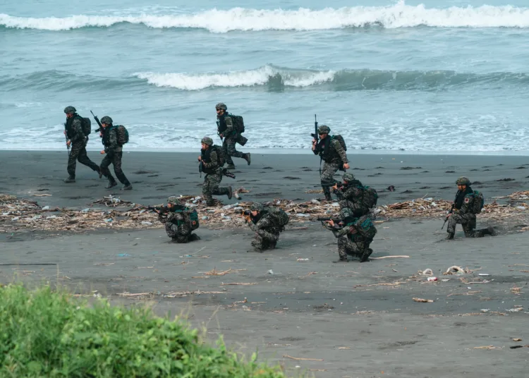 Fuerzas Armadas de Taiwán en un ejercicio bajo el lema de "Desde las olas hasta la orilla, todo es nuestro dominio", publicado por el Ministerio de Defensa el día 27 de octubre de 2025. Créditos: Ministerio de Defensa de Taiwán.