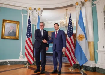 El Secretario Rubio con el Ministro de Relaciones Exteriores de Argentina, Pablo Quirno en una reunión del 14 de noviembre de 2025 para reafirmar su alianza sólida. "Juntos, impulsaremos el crecimiento económico, promoveremos tecnologías confiables y fortaleceremos la seguridad regional", declaró Rubio/ Crédito: Cuenta oficial del Departamento de Estado de EE.UU. en español.