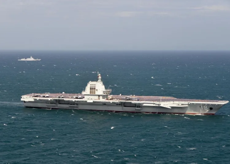 El grupo operativo de portaaviones liderado por el PLANS Fujian organizó un entrenamiento multidisciplinario en el mar el día 18 de noviembre de 2025. Este es el primer ejercicio real realizado por el PLANS Fujian desde su puesta en servicio. Créditos: Armada de China.