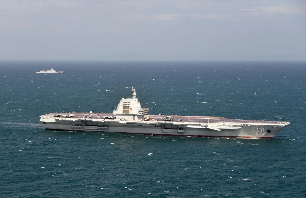El grupo operativo de portaaviones liderado por el PLANS Fujian organizó un entrenamiento multidisciplinario en el mar el día 18 de noviembre de 2025. Este es el primer ejercicio real realizado por el PLANS Fujian desde su puesta en servicio. Créditos: Armada de China.