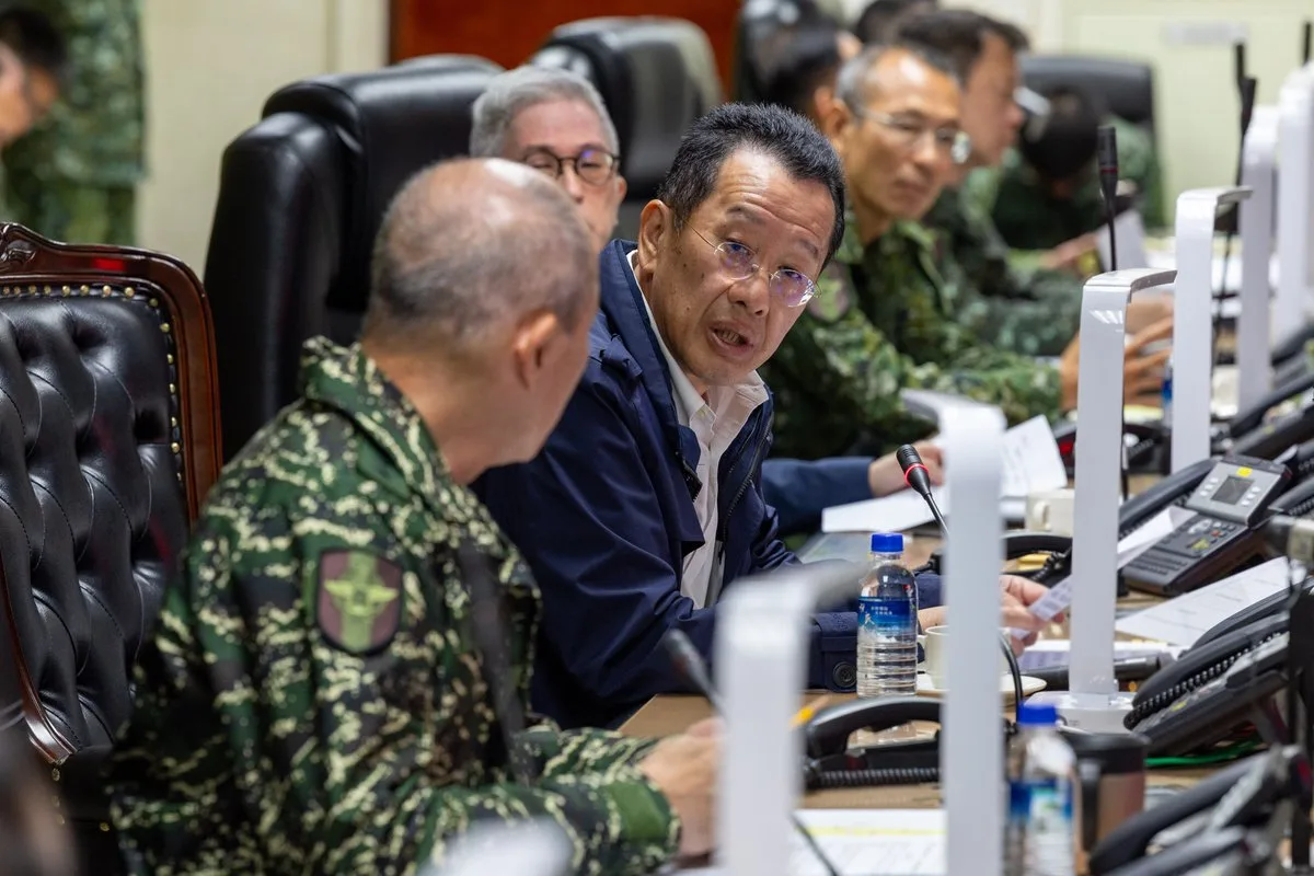 El ministro de Defensa Nacional de Taiwán, Wellington Koo, declaró el 30 de diciembre de 2025, que las acciones provocadoras del EPL amenazan la estabilidad regional y el tráfico civil. Créditos: Ministerio de Defensa de Taiwán.
