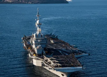 El portaaviones francés Charles de Gaulle navega en el Mediterráneo como parte del despliegue ordenado por el presidente Emmanuel Macron ante la escalada del conflicto en Medio Oriente y las tensiones en rutas estratégicas como el Estrecho de Ormuz/ Créditos: OTAN en français