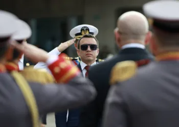 "Presidente Petro, sus declaraciones son falsas; estamos actuando en nuestro territorio, no en el suyo", señala Noboa en su comunicado. Ecuador está "bombardeando los lugares que servían de escondite" para grupos criminales "en gran parte colombianos, que su mismo Gobierno permitió infiltrarse en nuestro país por descuido de su frontera", prosigue Noboa en X.