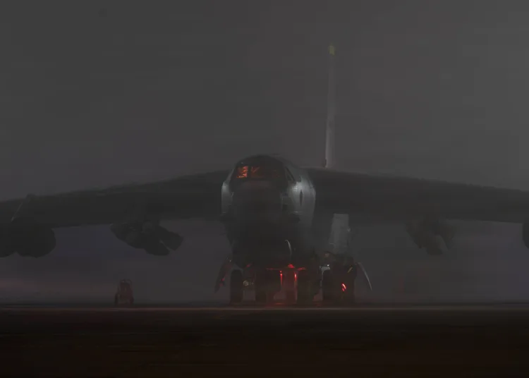 CENTCOM resalta la dominancia aérea conjunta de las fuerzas de EE.UU. e Israel sobre Irán, acompañado de fotos de un F-35 despegando y bombarderos B-52 y B-1B en acción nocturna y diurna durante operaciones recientes/ Créditos: La cuenta oficial del Mando Central de Estados Unidos.