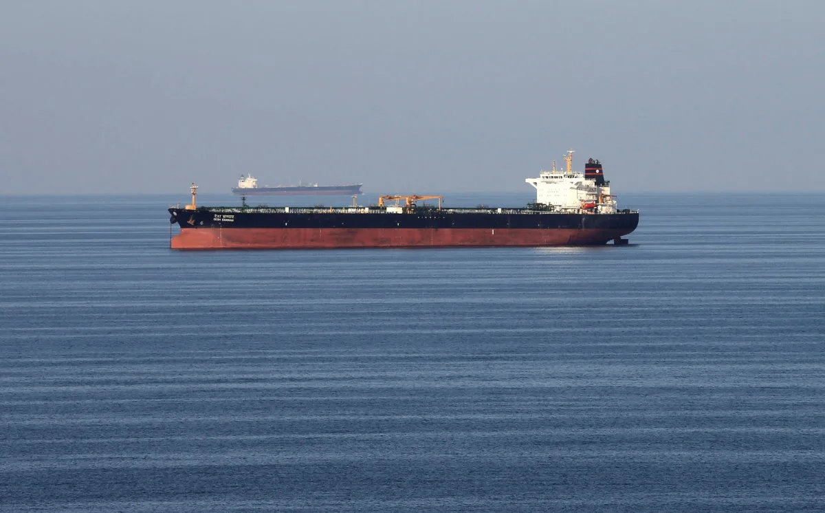 Petroleros atraviesan el Estrecho de Ormuz, por donde transitan en promedio 20 millones de barriles de crudo por día, convirtiéndolo en uno de los corredores energéticos más estratégicos del mundo/ Créditos: Reuters