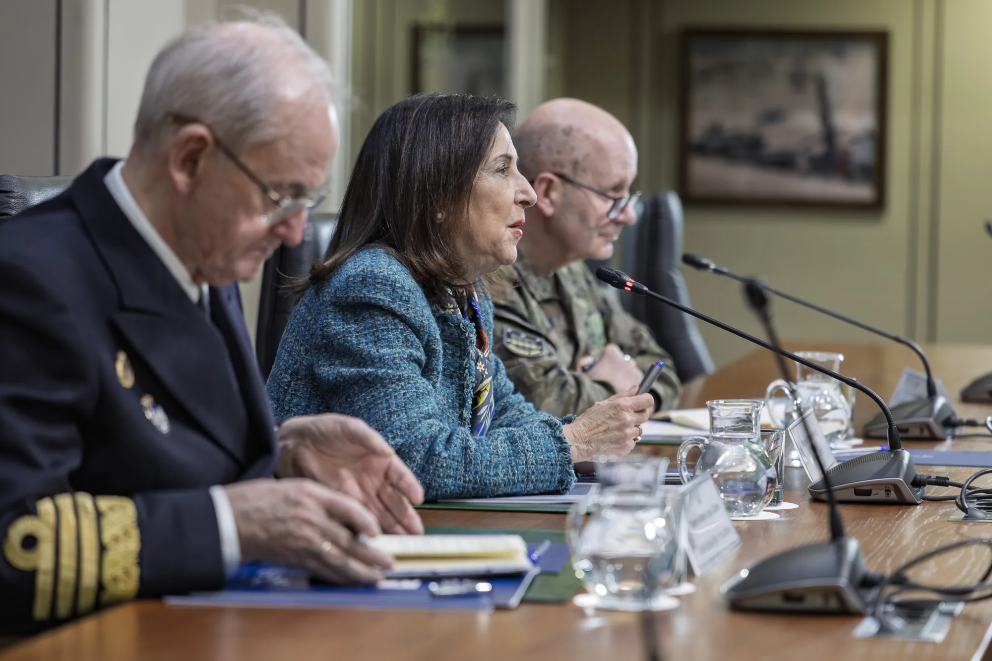 La ministra de Defensa, Margarita Robles, mantiene una videoconferencia llevada a cabo el 3 de marzo de 2026 con los mandos y dotaciones de los buques de la Armada desplegados en las agrupaciones navales permanentes de la OTAN./ Créditos: Cuenta de X Oficial del Ministerio de Defensa.