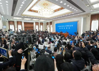 China reiteró el 4 de marzo su llamado al cese inmediato de las operaciones militares contra #Iran , diciendo que ningún país tiene derecho a dominar los asuntos internacionales, dictar el destino de otros, monopolizar las ventajas de desarrollo o imponer su voluntad al mundo. Créditos: Cuenta oficial de prensa de las Fuerzas Armadas de China.