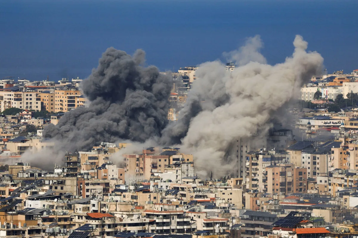 El humo se eleva tras un ataque israelí en los suburbios del sur de Beirut, tras una escalada entre Hezbolá e Israel en medio del conflicto entre Estados Unidos e Israel con Irán, visto desde Baabda, Líbano, el 4 de marzo de 2026/ Créditos: REUTERS.