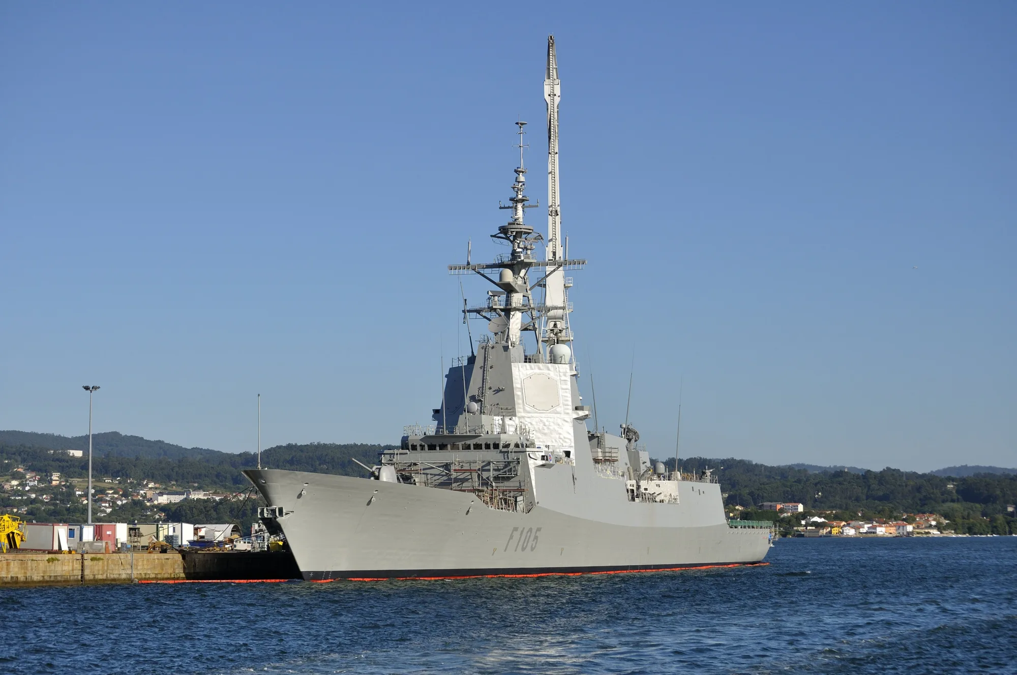 La fragata, considerada la más avanzada tecnológicamente de la Armada española, se incorporó el 3 de marzo al grupo naval del Charles de Gaulle para realizar labores de escolta, protección y adiestramiento avanzado en el mar Báltico y se dirige ahora hacia el Mediterráneo con llegada prevista a las costas de Creta alrededor del 10 de marzo/ Créditos Ministerio de Defensa de España