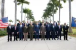 El ministro de Defensa argentino, Carlos Presti, participó el jueves en la Conferencia Contra Carteles de las Américas, celebrada en Doral, Florida, un encuentro impulsado por el Comando Sur de Estados Unidos que busca reforzar la cooperación regional frente al narcotráfico, el crimen organizado y otras amenazas transnacionales/ Créditos: Official U.S. Department of War X account.
