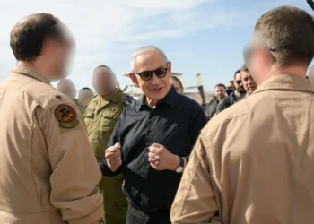 Visita del Primer Ministro israelí, Benjamin Netanyahu a la base aérea en el sur. "Seguiremos actuando con firmeza contra el régimen terrorista de Teherán y contra los elementos terroristas en el Líbano hasta completar la misión", declaró./ Creditos: Cuenta Oficial X de Benjamin Netanyahu.