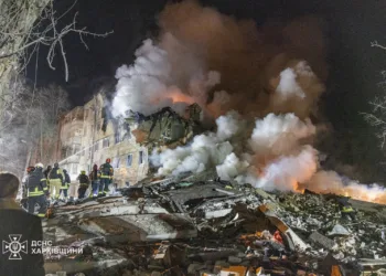 Sección ucraniana retira los escombros de un edificio residencial en Járkov tras un ataque con misiles balísticos rusos el 7 de marzo de 2026/ Créditos: Cuenta Oficial de X de Volodymyr Zelenskyy.