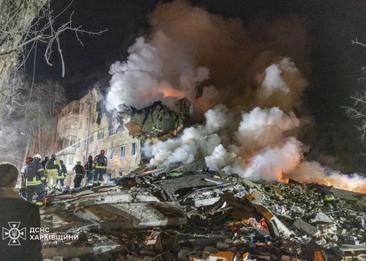 Sección ucraniana retira los escombros de un edificio residencial en Járkov tras un ataque con misiles balísticos rusos el 7 de marzo de 2026/ Créditos: Cuenta Oficial de X de Volodymyr Zelenskyy.