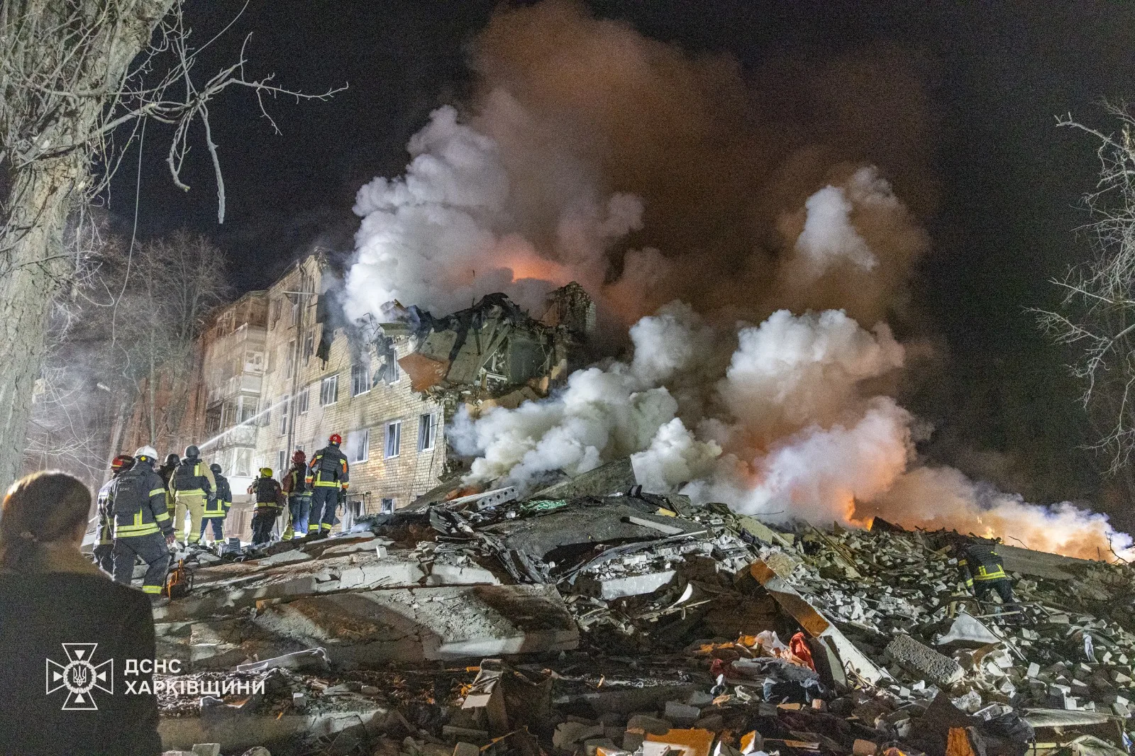 Sección ucraniana retira los escombros de un edificio residencial en Járkov tras un ataque con misiles balísticos rusos el 7 de marzo de 2026/ Créditos: Cuenta Oficial de X de Volodymyr Zelenskyy.