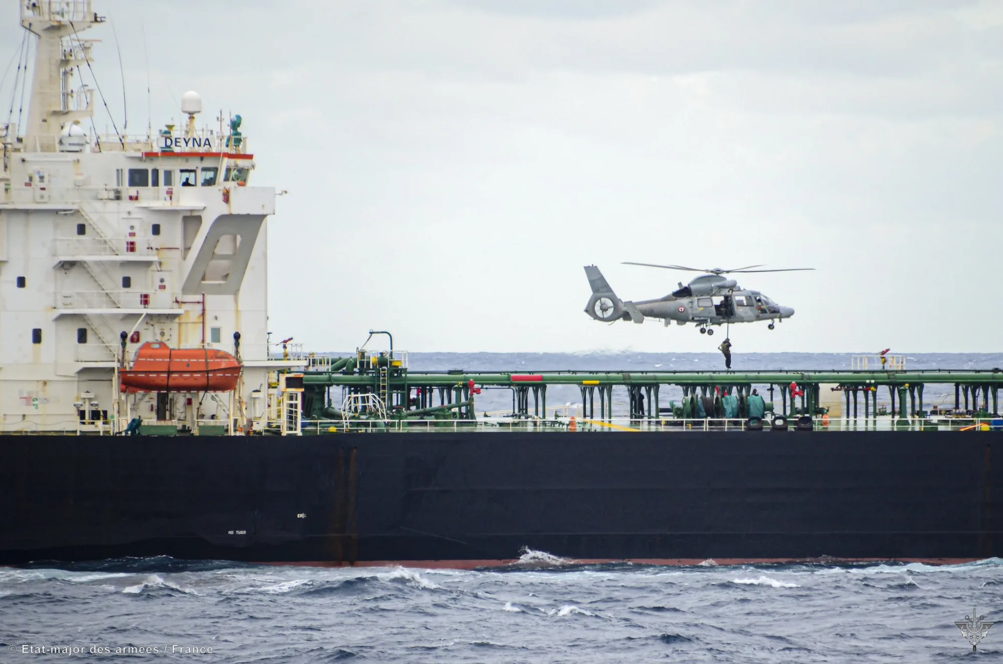 Buque de la flota de sombra rusa “Deyna” abordado por fuerzas de la Armada francesa en el Mediterráneo el 20 de marzo de 2026. Foto: Emmanuel Macron en X