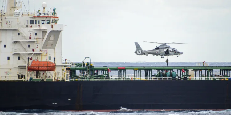 Buque de la flota de sombra rusa “Deyna” abordado por fuerzas de la Armada francesa en el Mediterráneo el 20 de marzo de 2026. Foto: Emmanuel Macron en X
