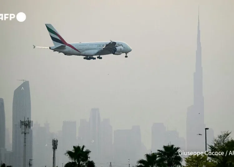 Más de 420 argentinos lograron salir de Emiratos Árabes Unidos tras solicitar asistencia consular por la guerra en Medio Oriente. Créditos: AFP.