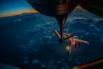 Un KC-135 Stratotanker de la Fuerza Aérea de EE. UU. reabastece de combustible a un F/A-18F Super Hornet de la Marina de EE. UU. sobre Oriente Medio durante la Operación Epic Fury. Créditos: CENTCOM.