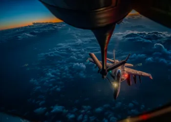 Un KC-135 Stratotanker de la Fuerza Aérea de EE. UU. reabastece de combustible a un F/A-18F Super Hornet de la Marina de EE. UU. sobre Oriente Medio durante la Operación Epic Fury. Créditos: CENTCOM.