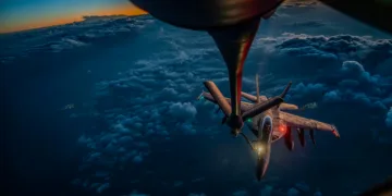 Un KC-135 Stratotanker de la Fuerza Aérea de EE. UU. reabastece de combustible a un F/A-18F Super Hornet de la Marina de EE. UU. sobre Oriente Medio durante la Operación Epic Fury. Créditos: CENTCOM.
