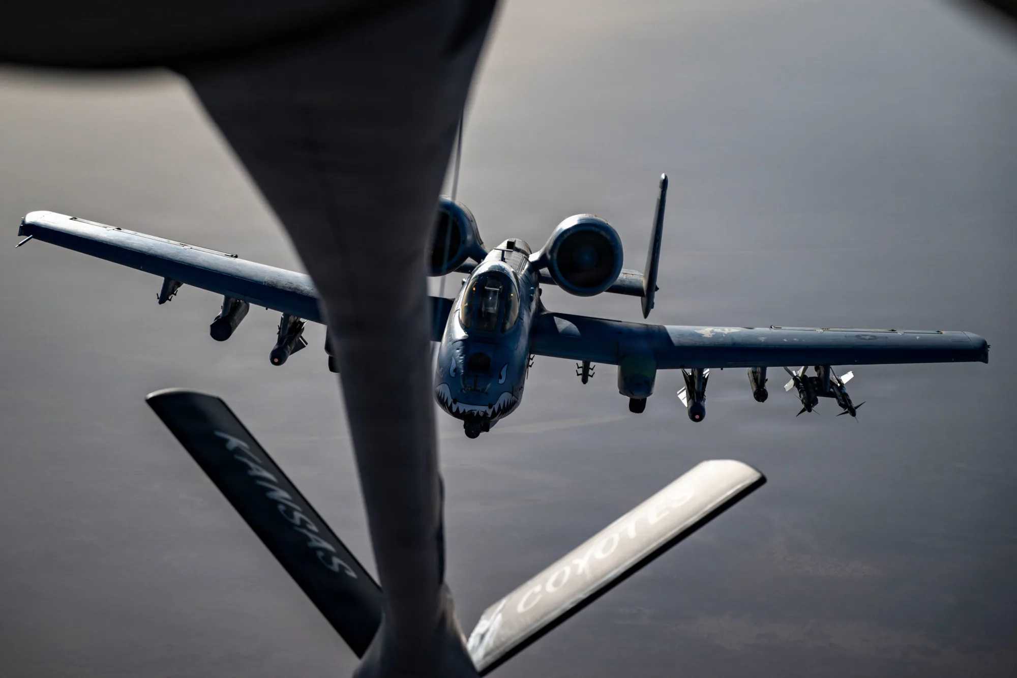Los A-10 Thunderbolt II de la Fuerza Aérea de EE. UU. reciben combustible en pleno vuelo durante la Operación Epic Fury. Créditos: CENTCOM.