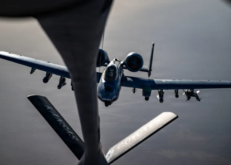 Los A-10 Thunderbolt II de la Fuerza Aérea de EE. UU. reciben combustible en pleno vuelo durante la Operación Epic Fury. Créditos: CENTCOM.