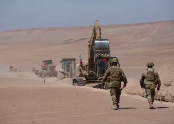 El presidente de Chile, José Antonio Kast, dio inició a la construcción de zanjas y vallas en la frontera norte, con el objetivo de impedir el ingreso de migrantes irregulares al país. Créditos: AFP/ Patricio Banda.