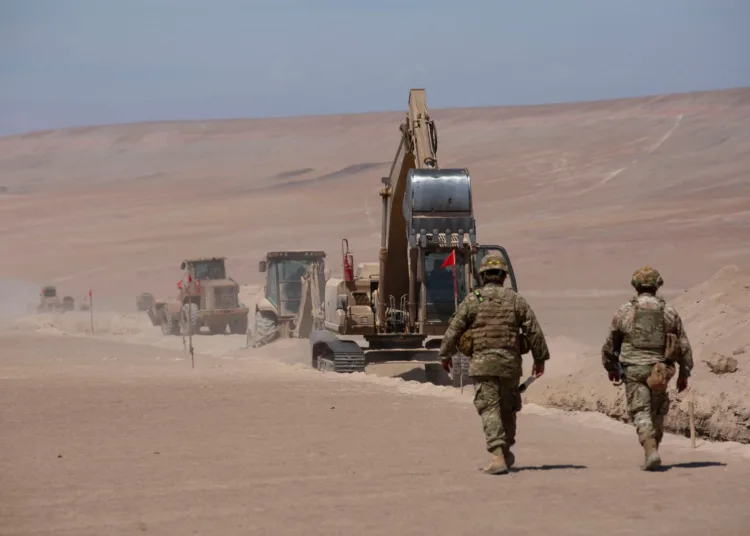 El presidente de Chile, José Antonio Kast, dio inició a la construcción de zanjas y vallas en la frontera norte, con el objetivo de impedir el ingreso de migrantes irregulares al país. Créditos: AFP/ Patricio Banda.