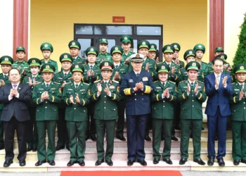 El ministro de Defensa chino, el almirante Dong Jun, y su homólogo vietnamita, Phan Van Giang, presidieron conjuntamente el décimo intercambio de amistad en materia de defensa fronteriza entre ambas naciones, que tuvo lugar del 18 al 19 de marzo de 2026. Créditos: Cuenta de prensa oficial de las fuerzas armadas de China.