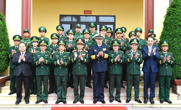 El ministro de Defensa chino, el almirante Dong Jun, y su homólogo vietnamita, Phan Van Giang, presidieron conjuntamente el décimo intercambio de amistad en materia de defensa fronteriza entre ambas naciones, que tuvo lugar del 18 al 19 de marzo de 2026. Créditos: Cuenta de prensa oficial de las fuerzas armadas de China.