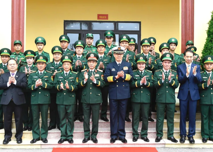 El ministro de Defensa chino, el almirante Dong Jun, y su homólogo vietnamita, Phan Van Giang, presidieron conjuntamente el décimo intercambio de amistad en materia de defensa fronteriza entre ambas naciones, que tuvo lugar del 18 al 19 de marzo de 2026. Créditos: Cuenta de prensa oficial de las fuerzas armadas de China.