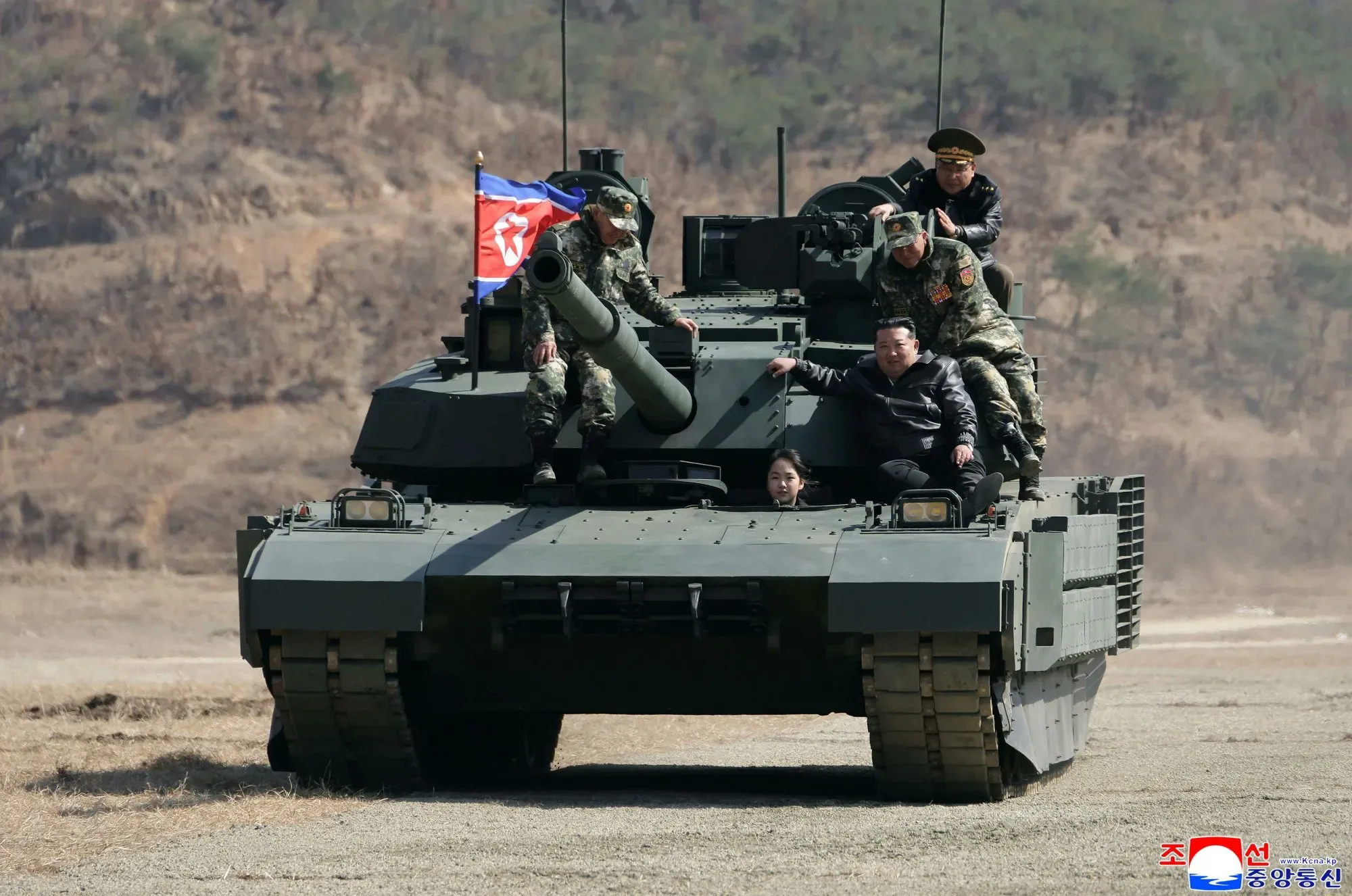 El líder norcoreano Kim Jong Un, acompañado de su hija, se subió a un carro de combate de nuevo diseño durante las maniobras militares, según informó la agencia estatal de noticias Korean Central News Agency (KCNA). Créditos: KCNA.
